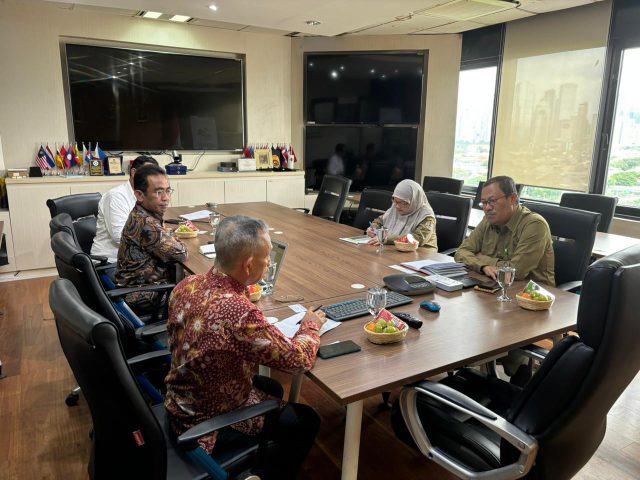 Jajaran peneliti PPIM UIN Jakarta berdiskusi dengan jajaran pejabat KHLK membahas program riset agama dan lingkungan di Manggala Wanabhakti, Jakarta, Senin 4 Maret 2024.